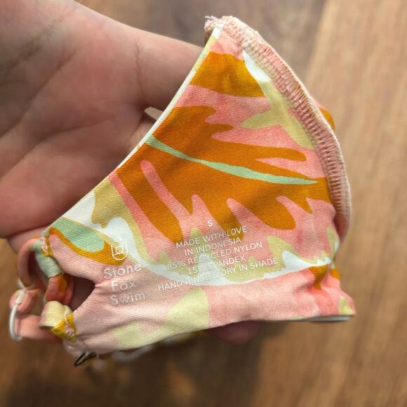 NWT Stone Fox Swim Daya Bikini Top Hot Tropix Print Size Small - Picture 4 of 6